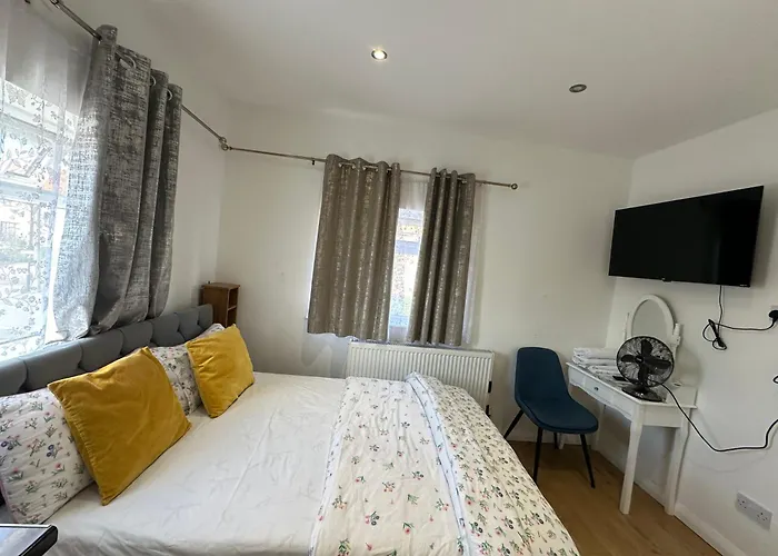 3Rd Studio Flat With Private Toilet And Bathroom Setup For Family Enjoyment 134 Keedonwood Road Bromley