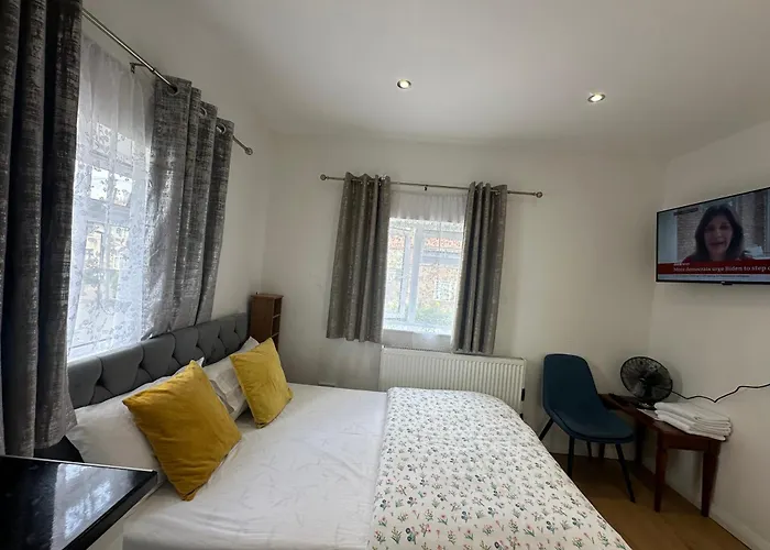 3Rd Studio Flat With Private Toilet And Bathroom Setup For Family Enjoyment 134 Keedonwood Road Bromley