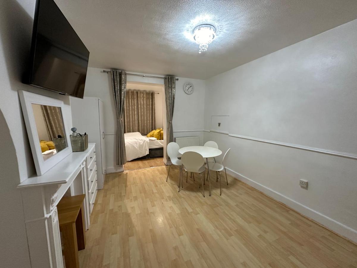 3rd Flat With Private Toilet And Bathroom Setup For Family Enjoyment 134 Keedonwood Road Homestay *
