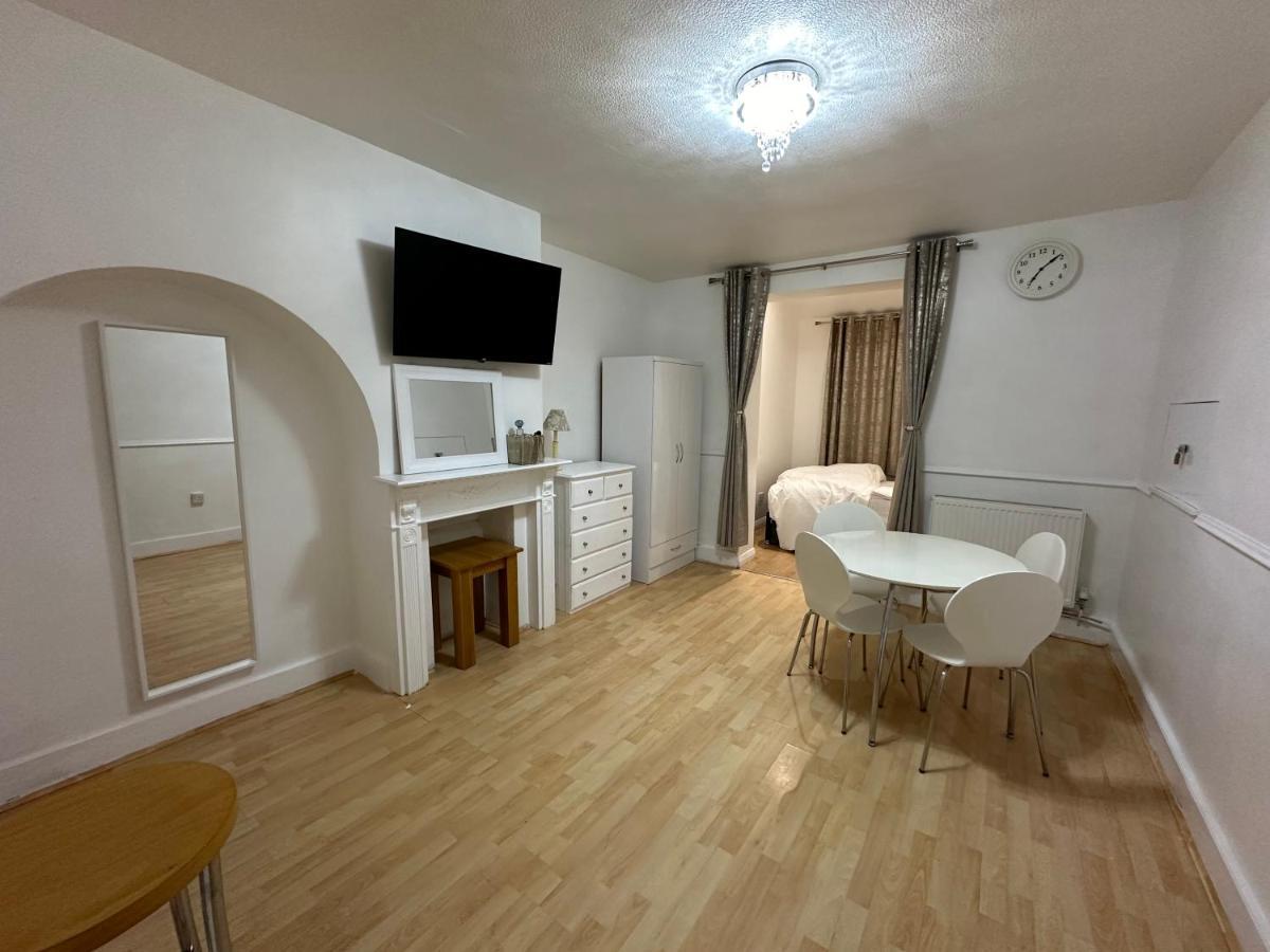 Homestay 3rd Flat With Private Toilet And Bathroom Setup For Family Enjoyment 134 Keedonwood Road *