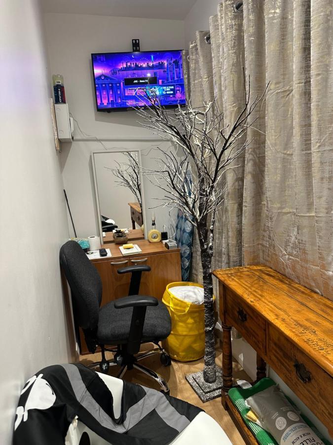 3rd Flat With Private Toilet And Bathroom Setup For Family Enjoyment 134 Keedonwood Road *
