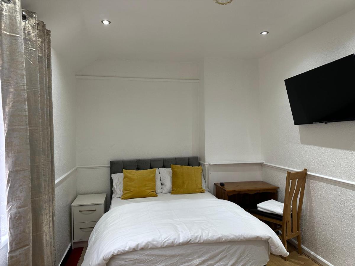 Homestay 3rd Flat With Private Toilet And Bathroom Setup For Family Enjoyment 134 Keedonwood Road *