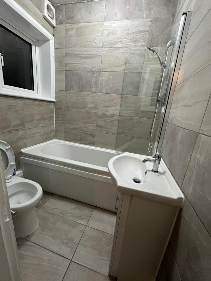 Homestay 3rd Flat With Private Toilet And Bathroom Setup For Family Enjoyment 134 Keedonwood Road *