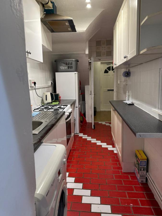 Homestay 3rd Flat With Private Toilet And Bathroom Setup For Family Enjoyment 134 Keedonwood Road