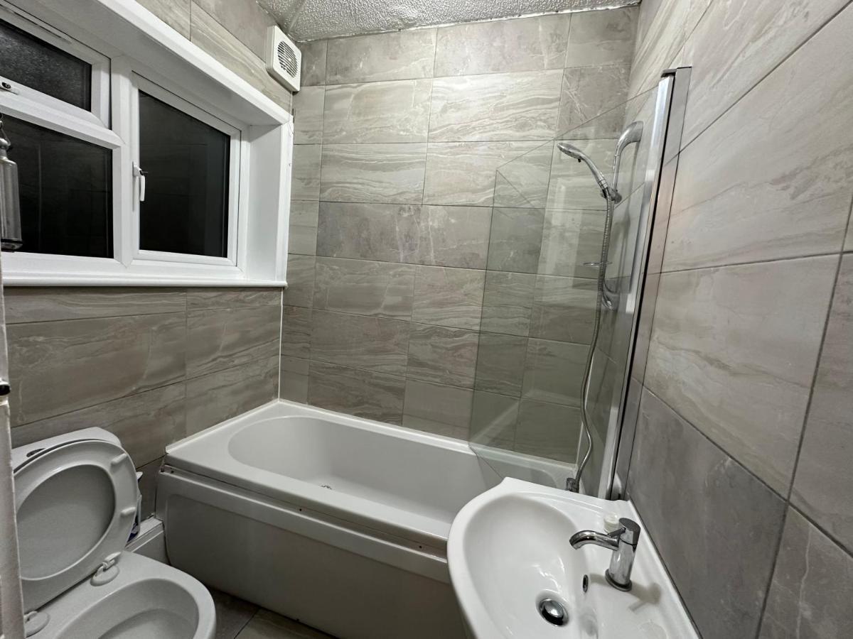 3rd Flat With Private Toilet And Bathroom Setup For Family Enjoyment 134 Keedonwood Road Homestay