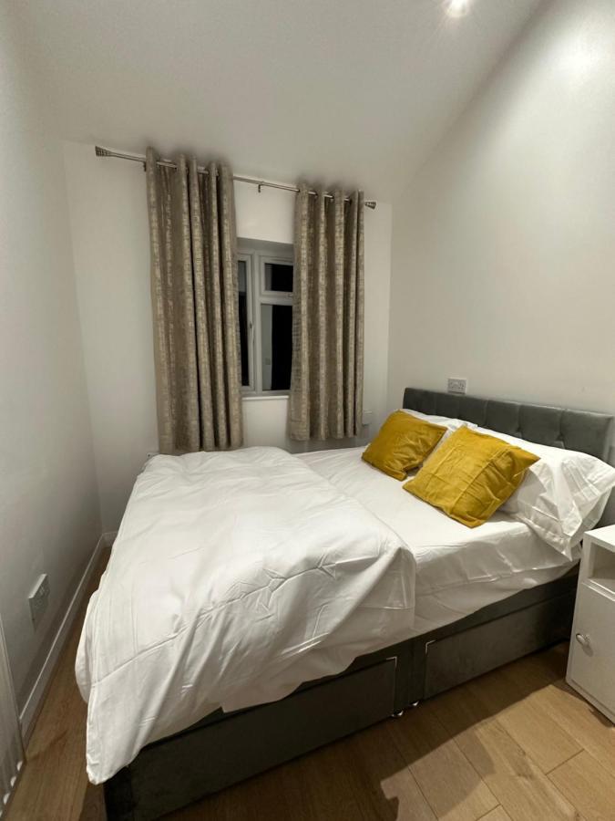 3rd Flat With Private Toilet And Bathroom Setup For Family Enjoyment 134 Keedonwood Road *