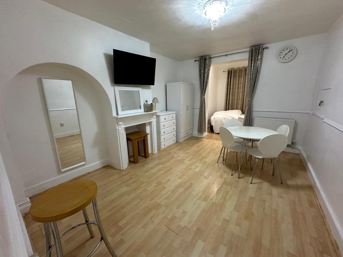 3rd Flat With Private Toilet And Bathroom Setup For Family Enjoyment 134 Keedonwood Road Homestay