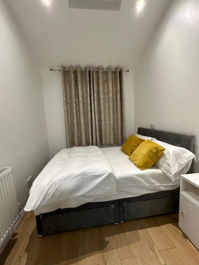 Homestay 3rd Flat With Private Toilet And Bathroom Setup For Family Enjoyment 134 Keedonwood Road *
