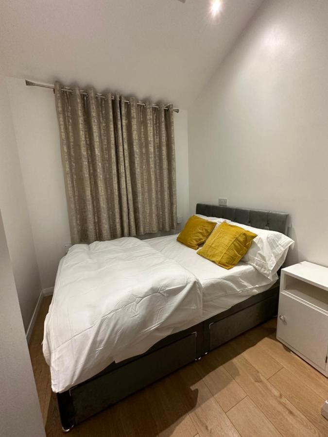 3rd Flat With Private Toilet And Bathroom Setup For Family Enjoyment 134 Keedonwood Road Homestay