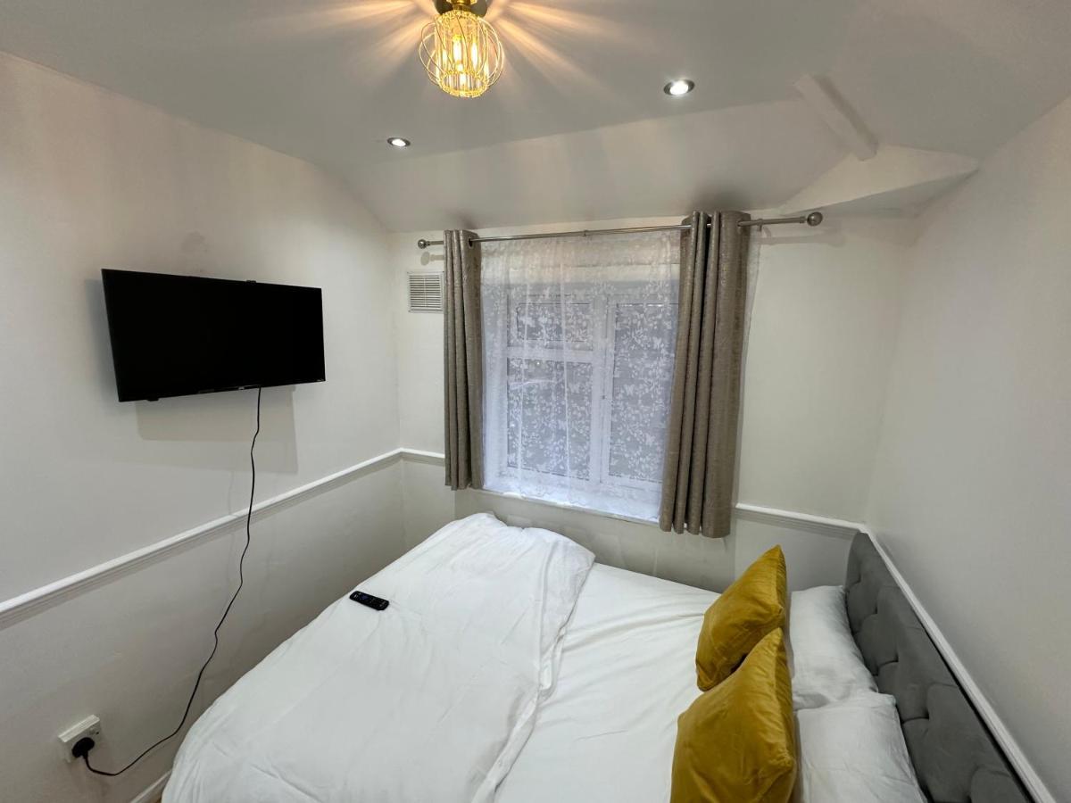 Homestay 3rd Flat With Private Toilet And Bathroom Setup For Family Enjoyment 134 Keedonwood Road *