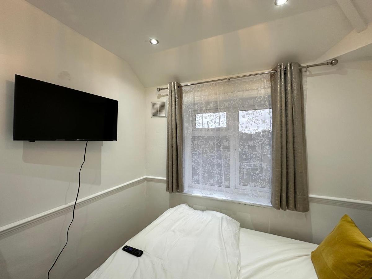 3rd Flat With Private Toilet And Bathroom Setup For Family Enjoyment 134 Keedonwood Road Homestay