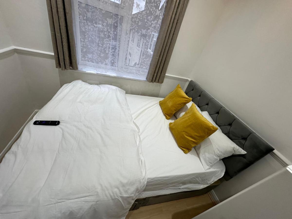 3rd Flat With Private Toilet And Bathroom Setup For Family Enjoyment 134 Keedonwood Road Homestay *
