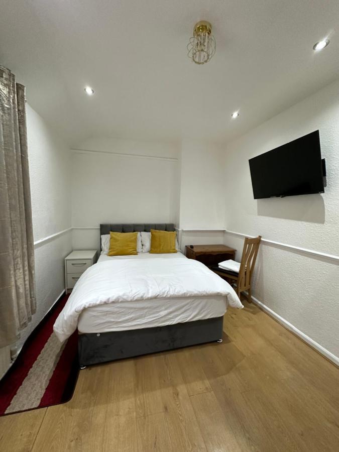 3rd Flat With Private Toilet And Bathroom Setup For Family Enjoyment 134 Keedonwood Road *