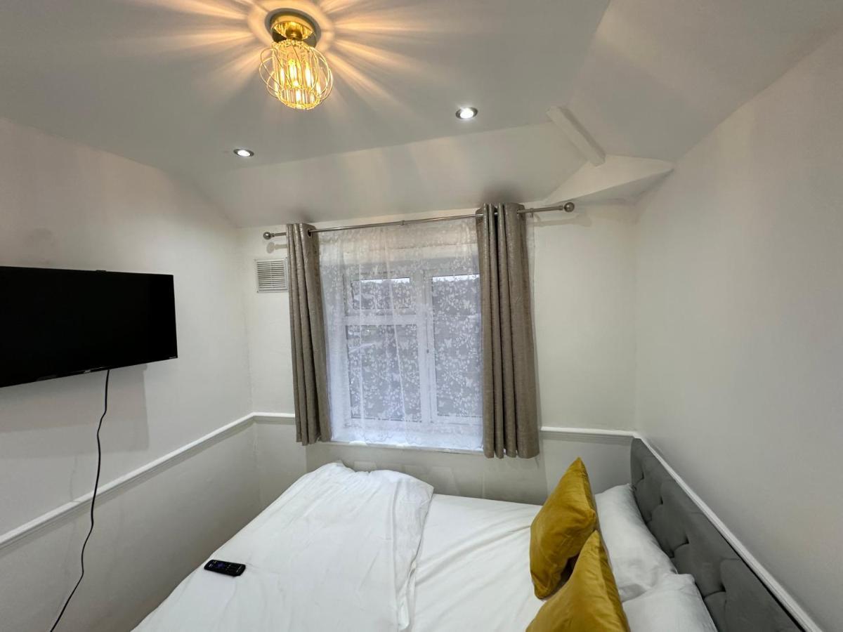 3rd Flat With Private Toilet And Bathroom Setup For Family Enjoyment 134 Keedonwood Road * Bromley
