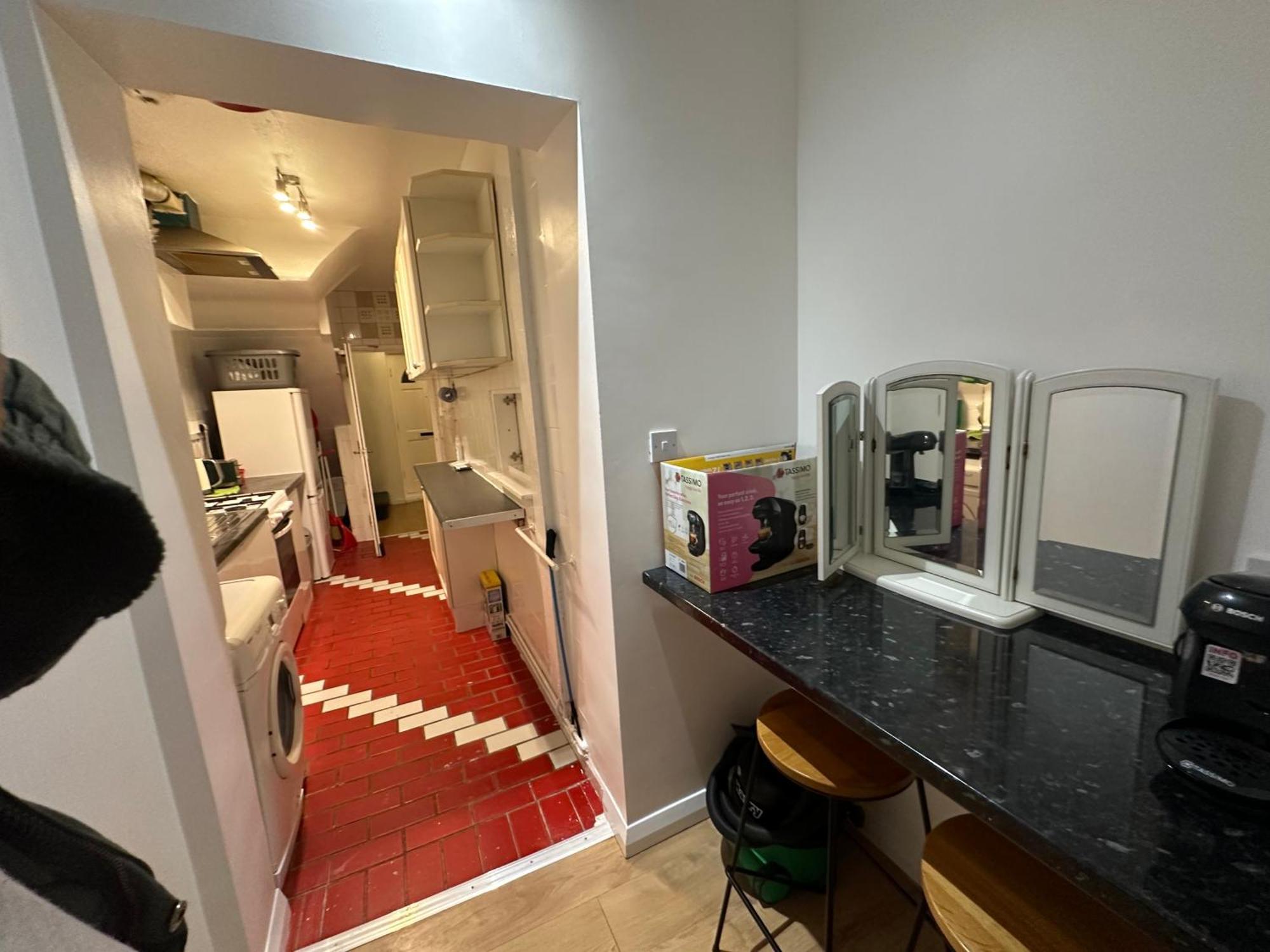 3rd Flat With Private Toilet And Bathroom Setup For Family Enjoyment 134 Keedonwood Road * Bromley