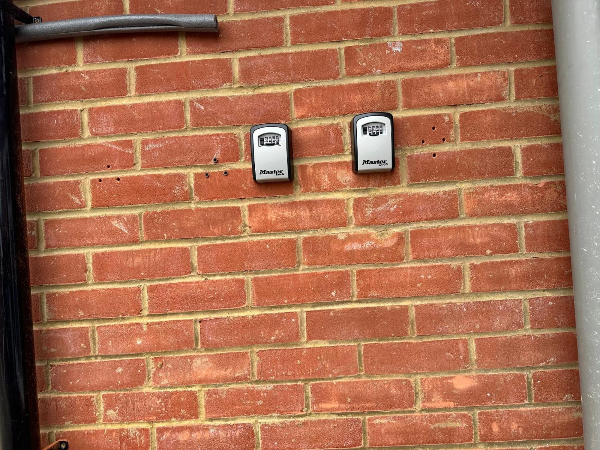 3rd Flat With Private Toilet And Bathroom Setup For Family Enjoyment 134 Keedonwood Road * Bromley