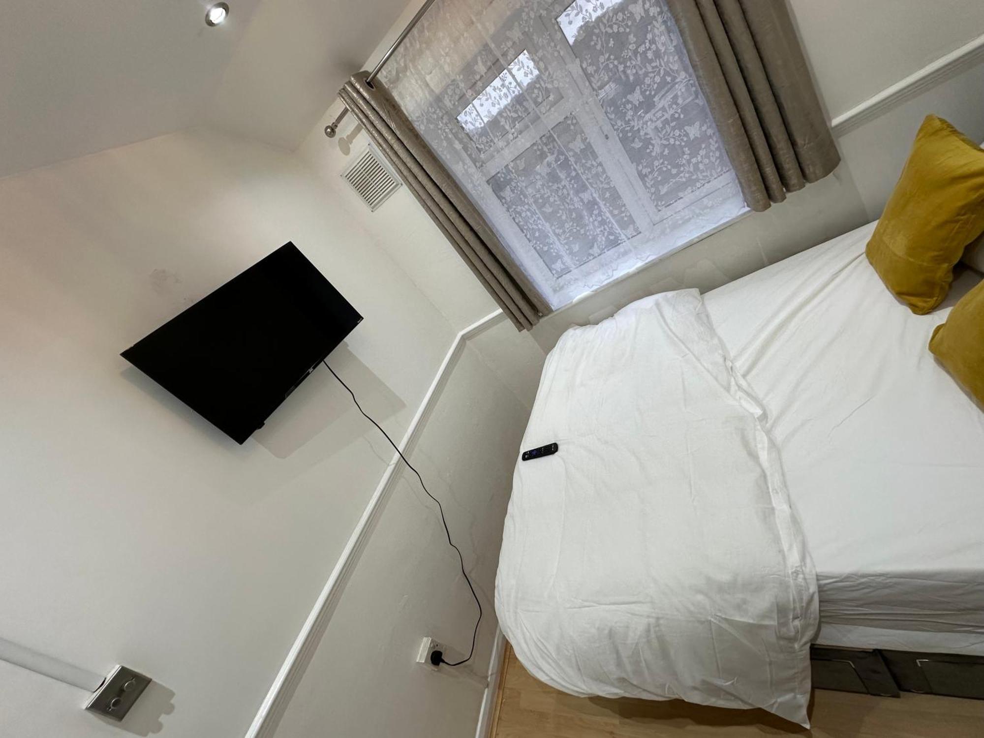 Homestay 3rd Flat With Private Toilet And Bathroom Setup For Family Enjoyment 134 Keedonwood Road