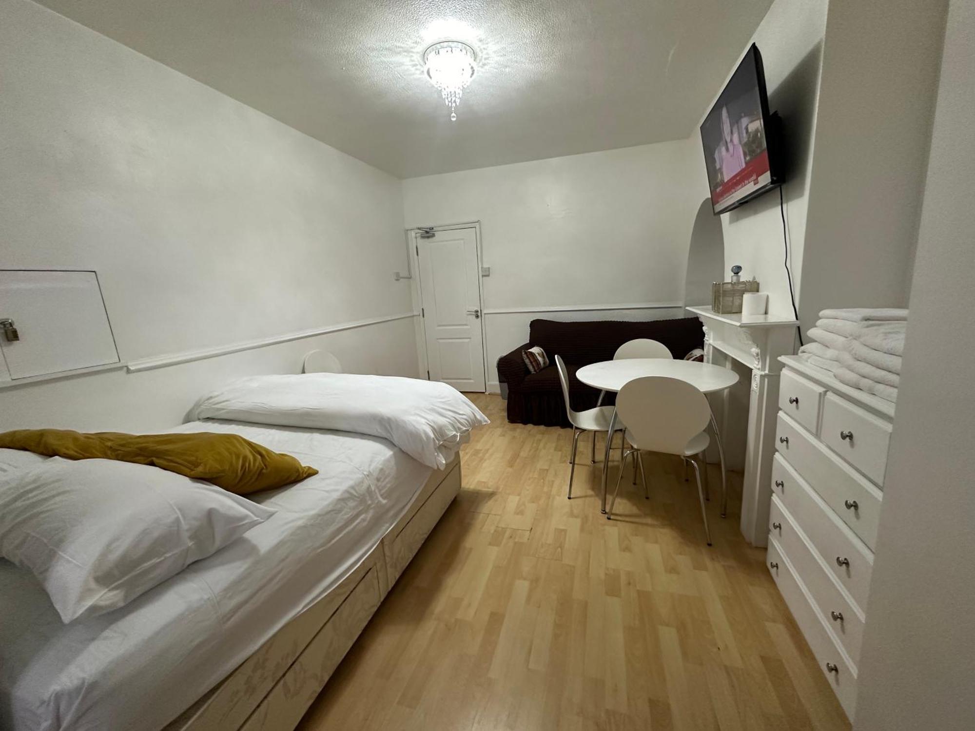 3rd Flat With Private Toilet And Bathroom Setup For Family Enjoyment 134 Keedonwood Road Homestay Bromley
