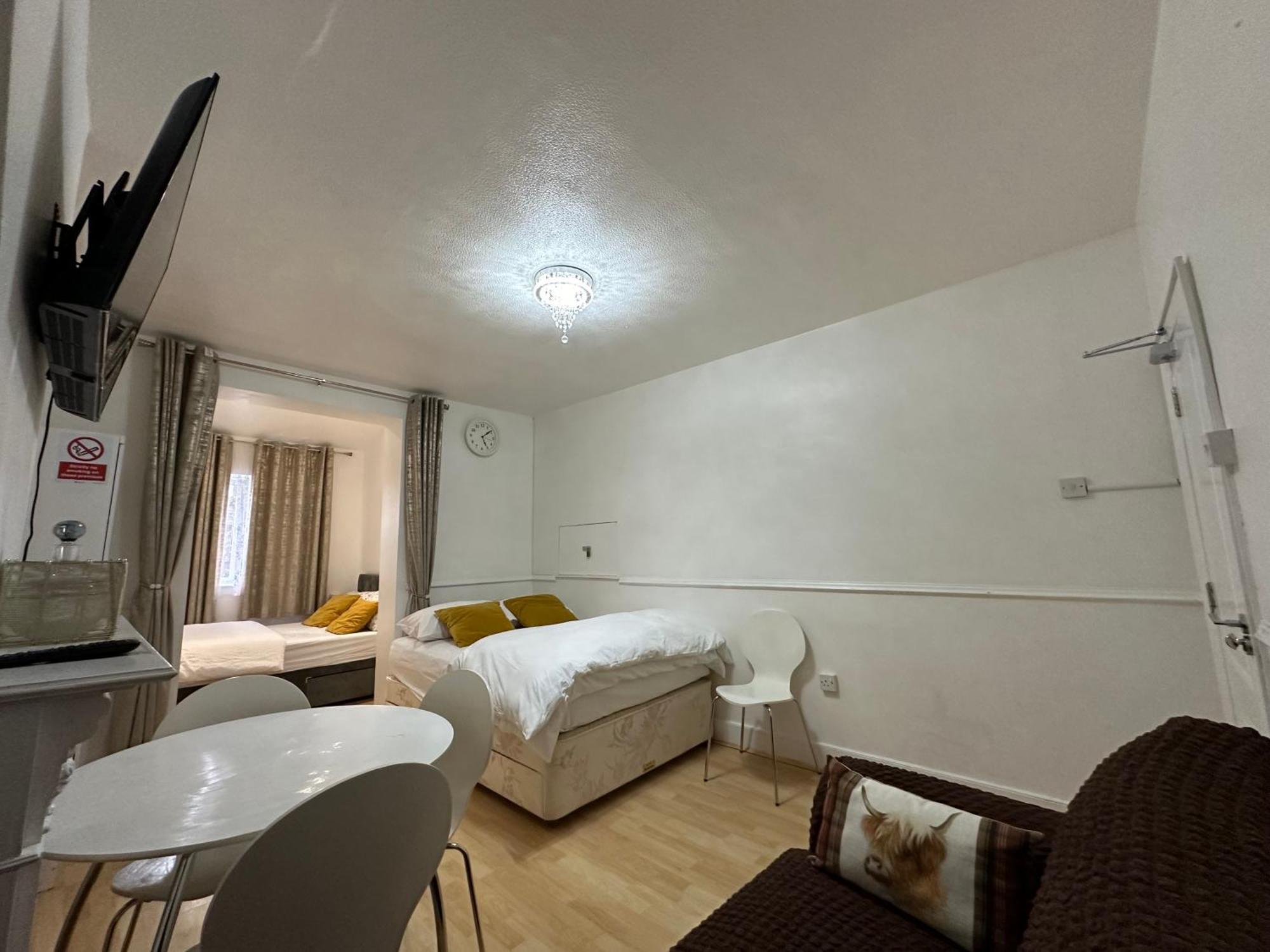 3rd Flat With Private Toilet And Bathroom Setup For Family Enjoyment 134 Keedonwood Road * Bromley