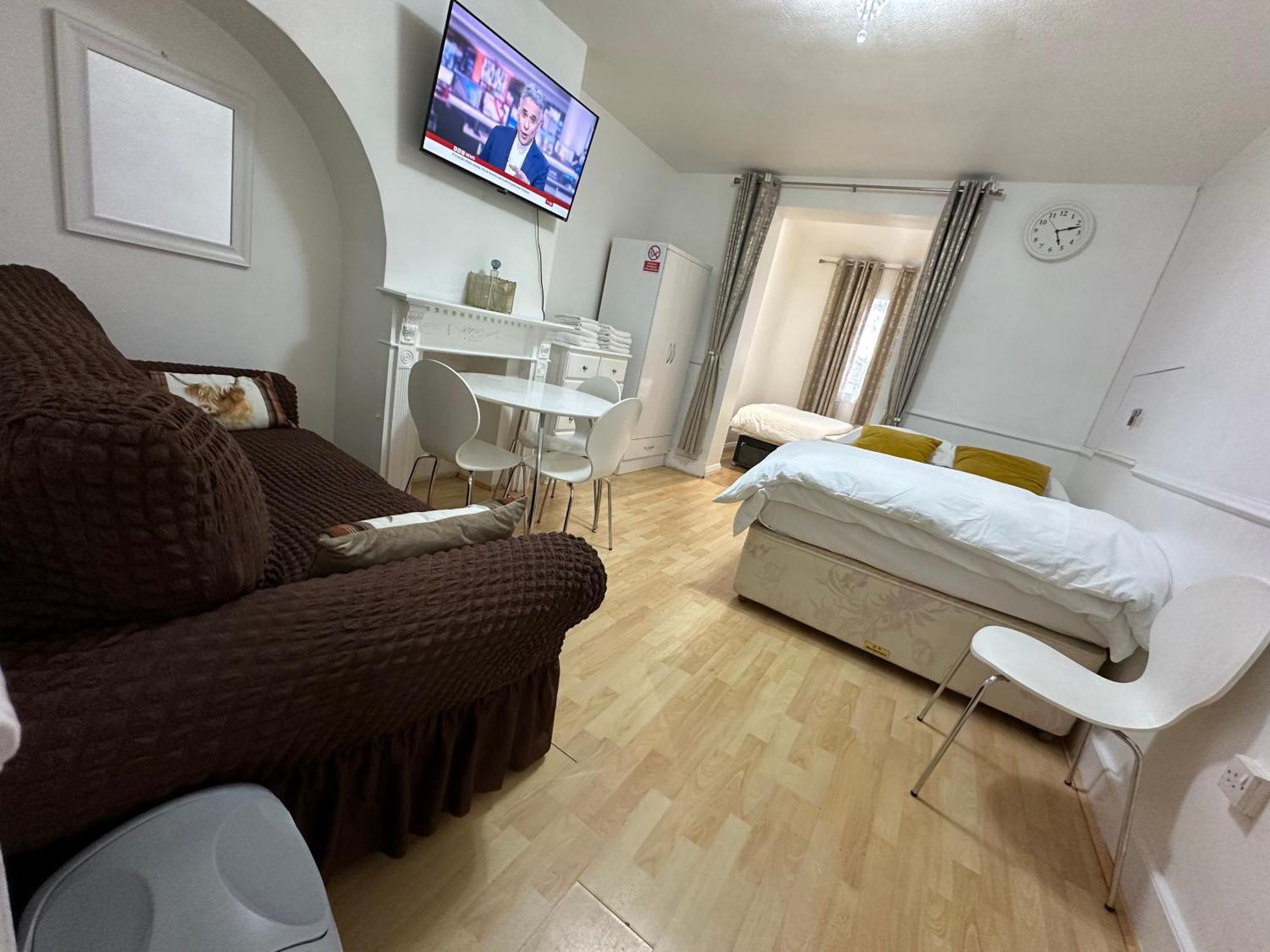 Homestay 3rd Flat With Private Toilet And Bathroom Setup For Family Enjoyment 134 Keedonwood Road *