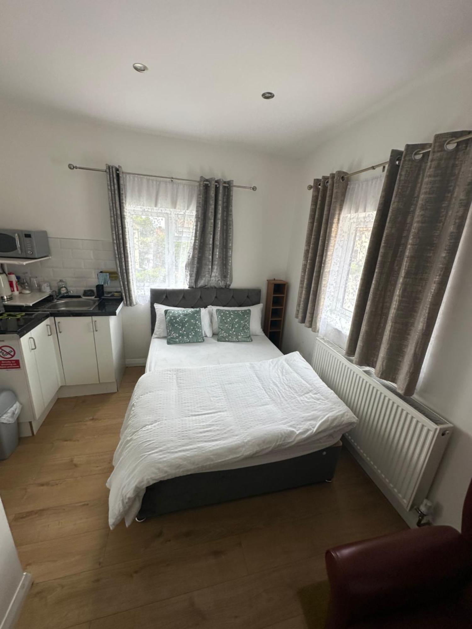 Homestay 3rd Flat With Private Toilet And Bathroom Setup For Family Enjoyment 134 Keedonwood Road *