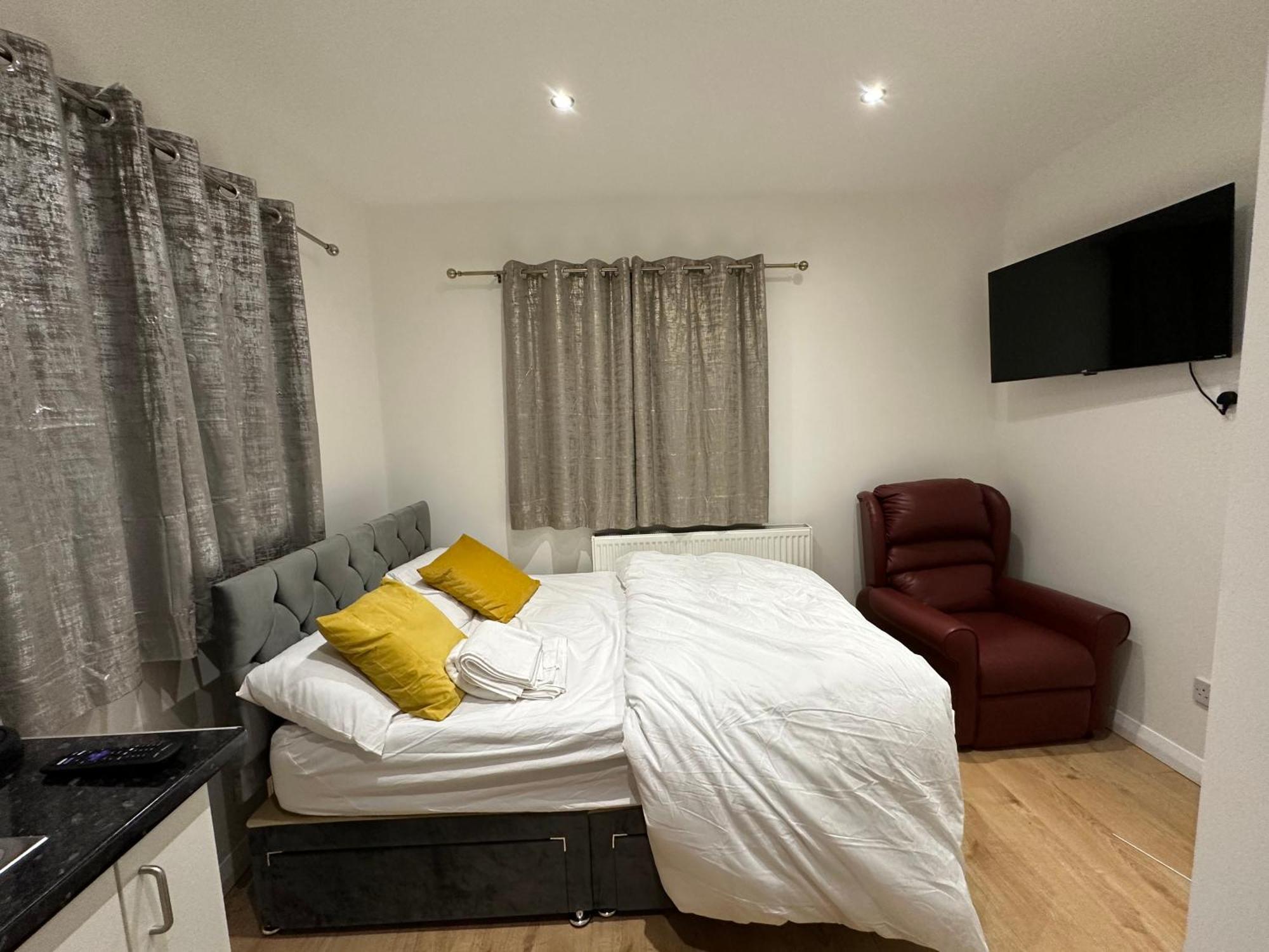 3rd Flat With Private Toilet And Bathroom Setup For Family Enjoyment 134 Keedonwood Road *