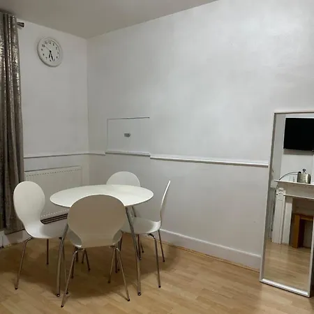 3Rd Studio Flat With Private Toilet And Bathroom Setup For Family Enjoyment 134 Keedonwood Road Bromley Buitenkant foto