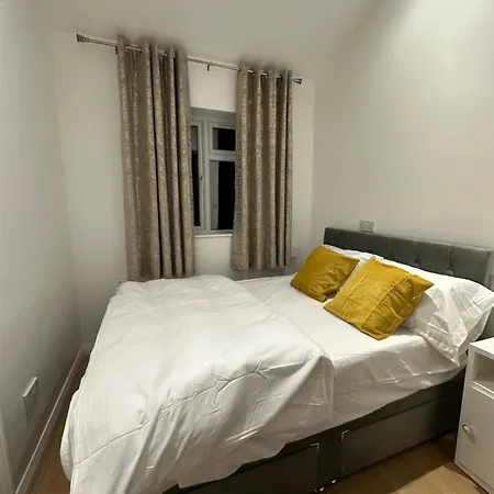 3Rd Studio Flat With Private Toilet And Bathroom Setup For Family Enjoyment 134 Keedonwood Road Bromley Buitenkant foto