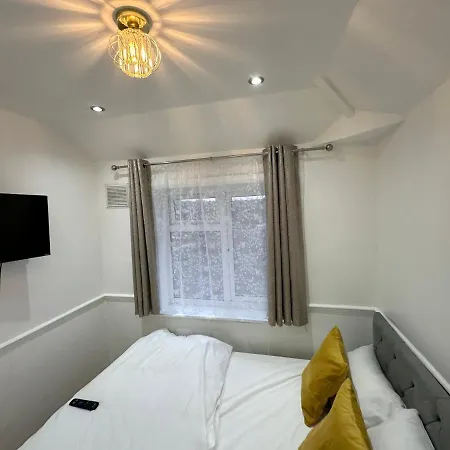 3Rd Studio Flat With Private Toilet And Bathroom Setup For Family Enjoyment 134 Keedonwood Road Bromley Buitenkant foto