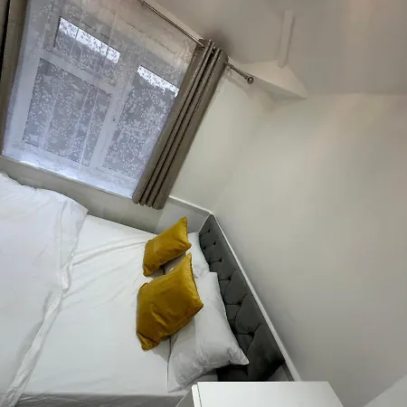 3Rd Studio Flat With Private Toilet And Bathroom Setup For Family Enjoyment 134 Keedonwood Road Bromley Buitenkant foto