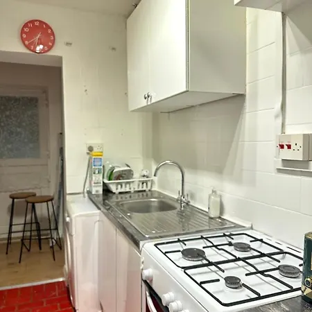 3Rd Studio Flat With Private Toilet And Bathroom Setup For Family Enjoyment 134 Keedonwood Road Bromley Buitenkant foto