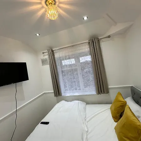 3Rd Studio Flat With Private Toilet And Bathroom Setup For Family Enjoyment 134 Keedonwood Road Bromley Buitenkant foto