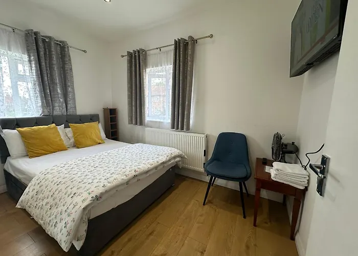 3Rd Studio Flat With Private Toilet And Bathroom Setup For Family Enjoyment 134 Keedonwood Road Bromley