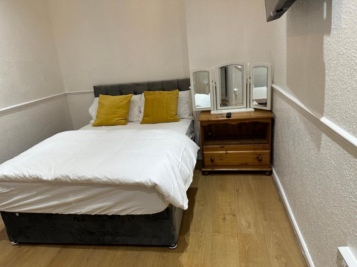 Homestay 3rd Flat With Private Toilet And Bathroom Setup For Family Enjoyment 134 Keedonwood Road