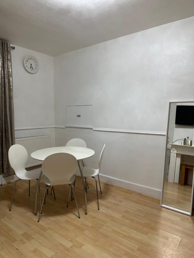 3rd Flat With Private Toilet And Bathroom Setup For Family Enjoyment 134 Keedonwood Road Homestay *