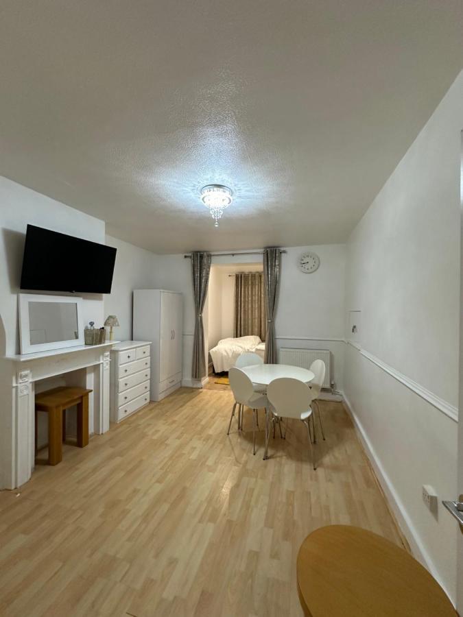 3rd Flat With Private Toilet And Bathroom Setup For Family Enjoyment 134 Keedonwood Road Homestay *