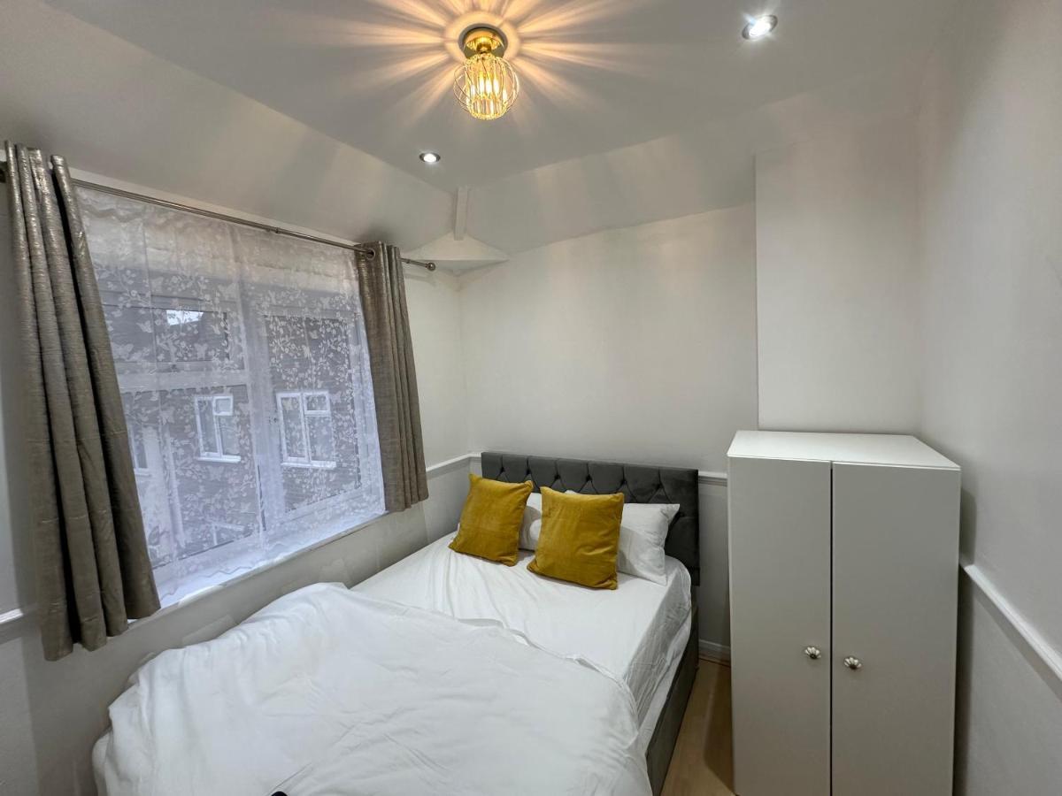 3rd Flat With Private Toilet And Bathroom Setup For Family Enjoyment 134 Keedonwood Road Homestay *