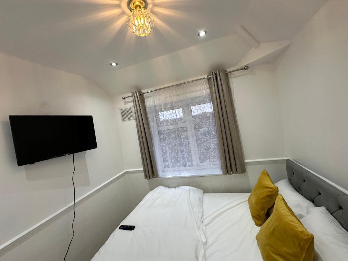 Homestay 3rd Flat With Private Toilet And Bathroom Setup For Family Enjoyment 134 Keedonwood Road Bromley