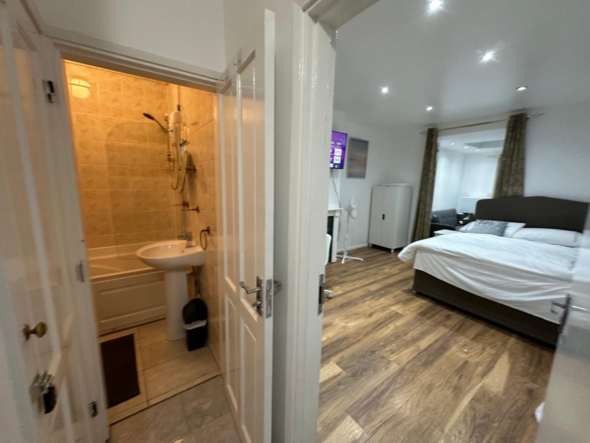 3rd Flat With Private Toilet And Bathroom Setup For Family Enjoyment 134 Keedonwood Road Bromley