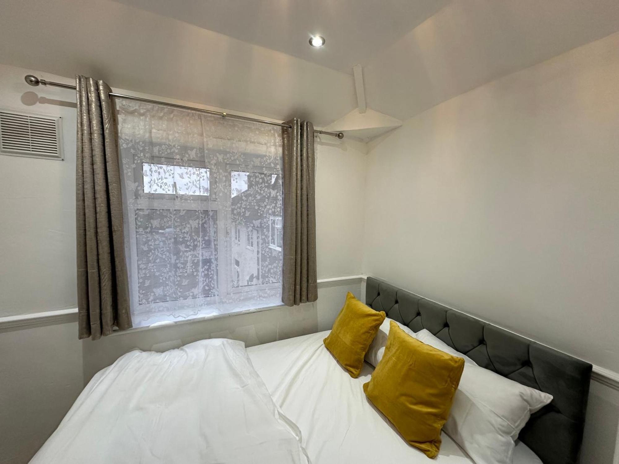 3rd Flat With Private Toilet And Bathroom Setup For Family Enjoyment 134 Keedonwood Road Homestay